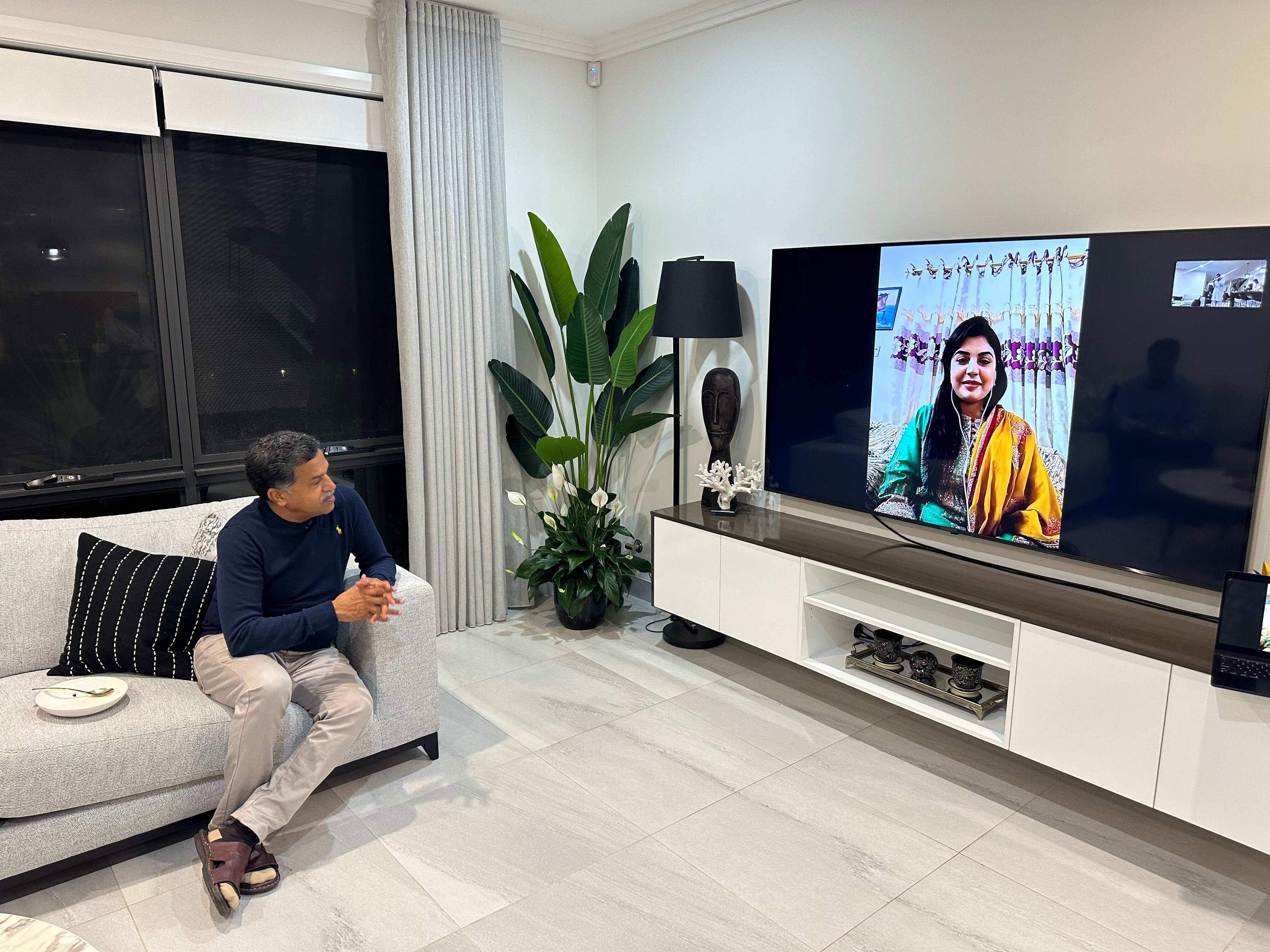Menantu Paul, Roha Samson, yang baru saja menikah dan sedang menunggu visa untuk datang ke Australia, bergabung malam online dari Pakistan.
